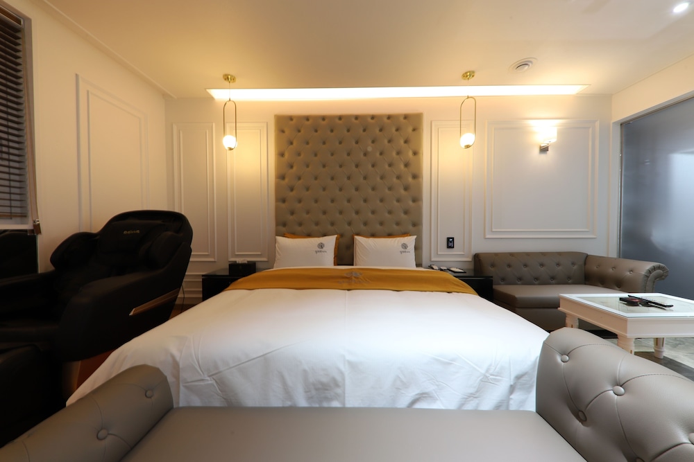 Room, Jetted Tub (Special) - Photo 1