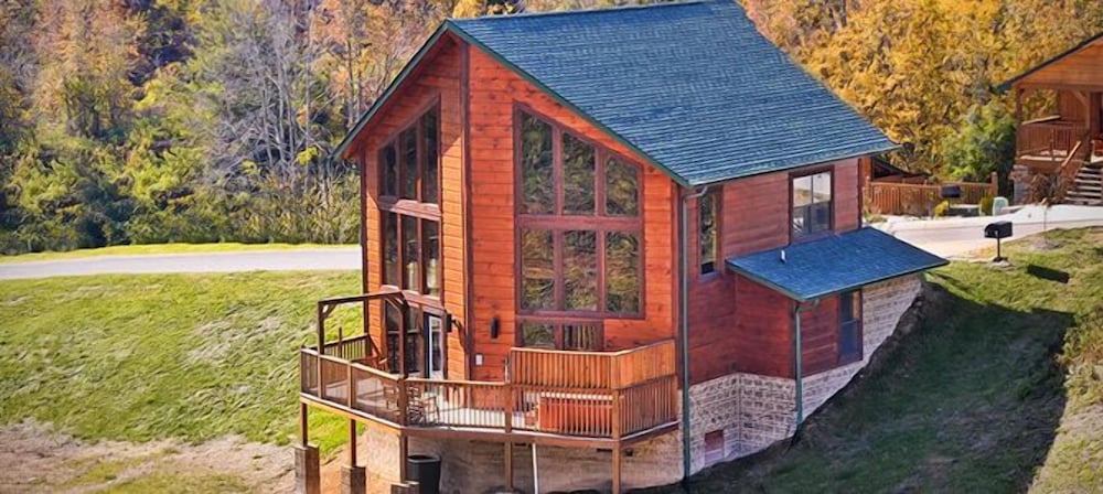 Premier Cabin, 2 Bedrooms, Hot Tub, Valley View (Sleeps up to 8) photo 2