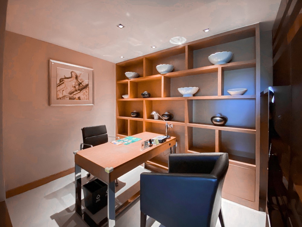 Suite, 1 King Bed (Study Room)