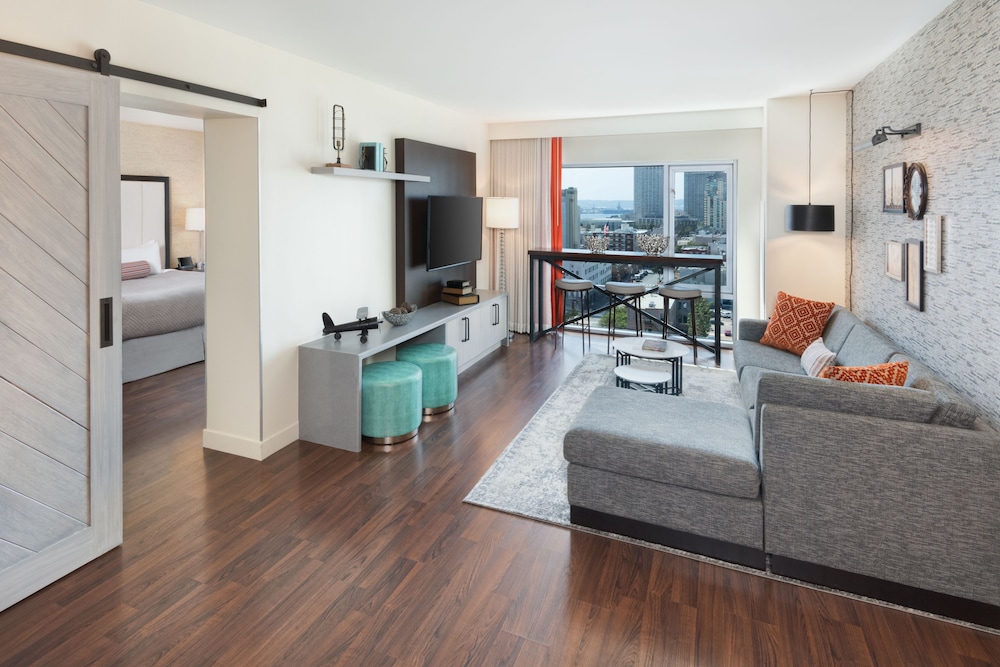 Suite, 1 King Bed (Gaslamp Quarter View) photo 2