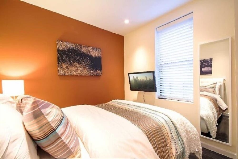 City Apartment, 3 Bedrooms photo 2
