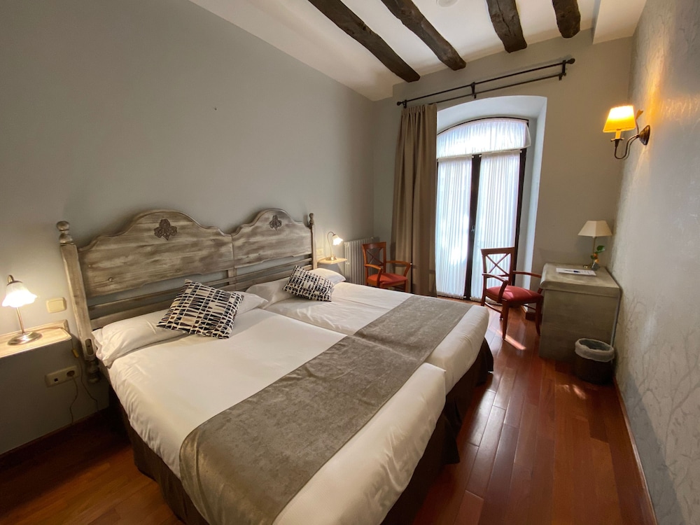 Standard Double or Twin Room photo 3