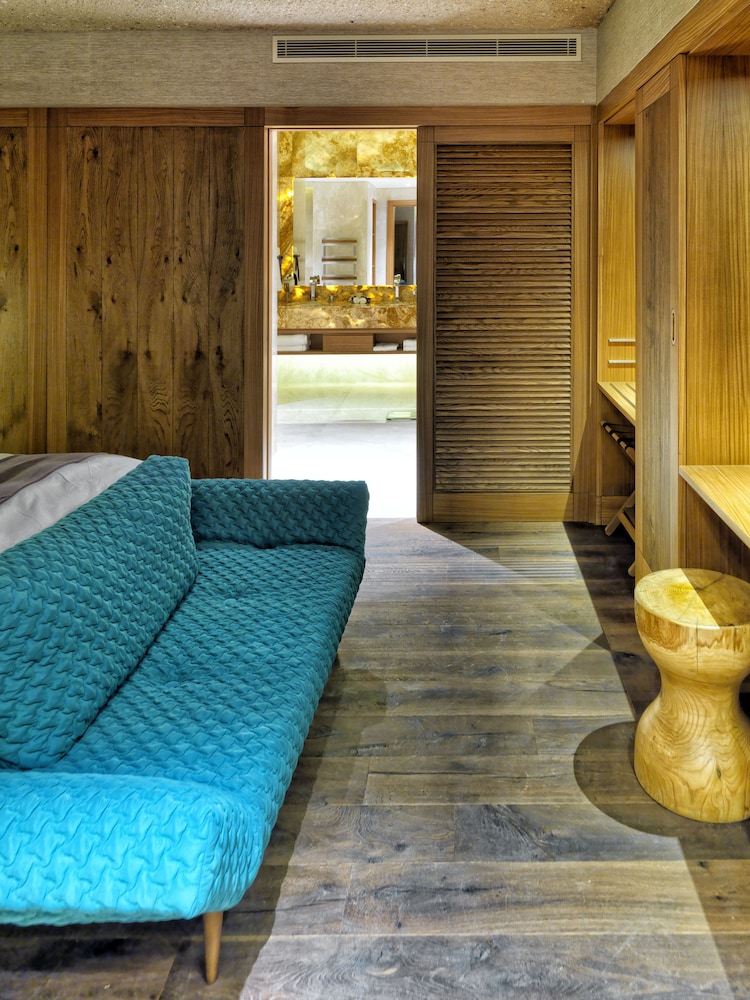 King Cave Suit with Spa Bath ( Aruru )