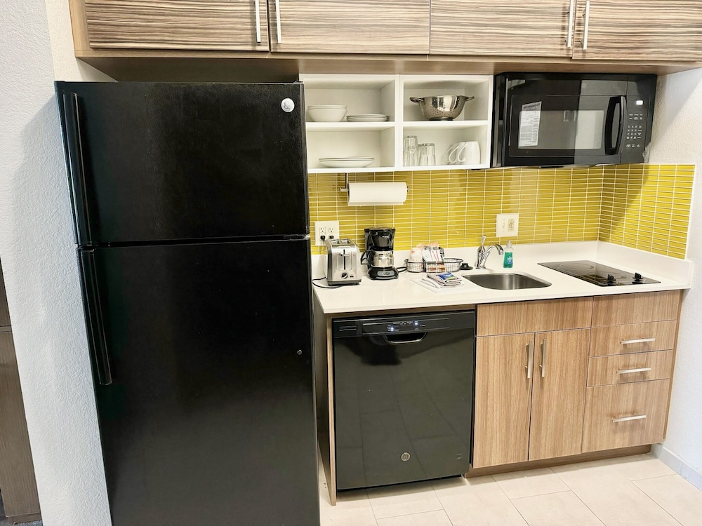 Basic Studio, 2 Queen Beds, Kitchen photo 3