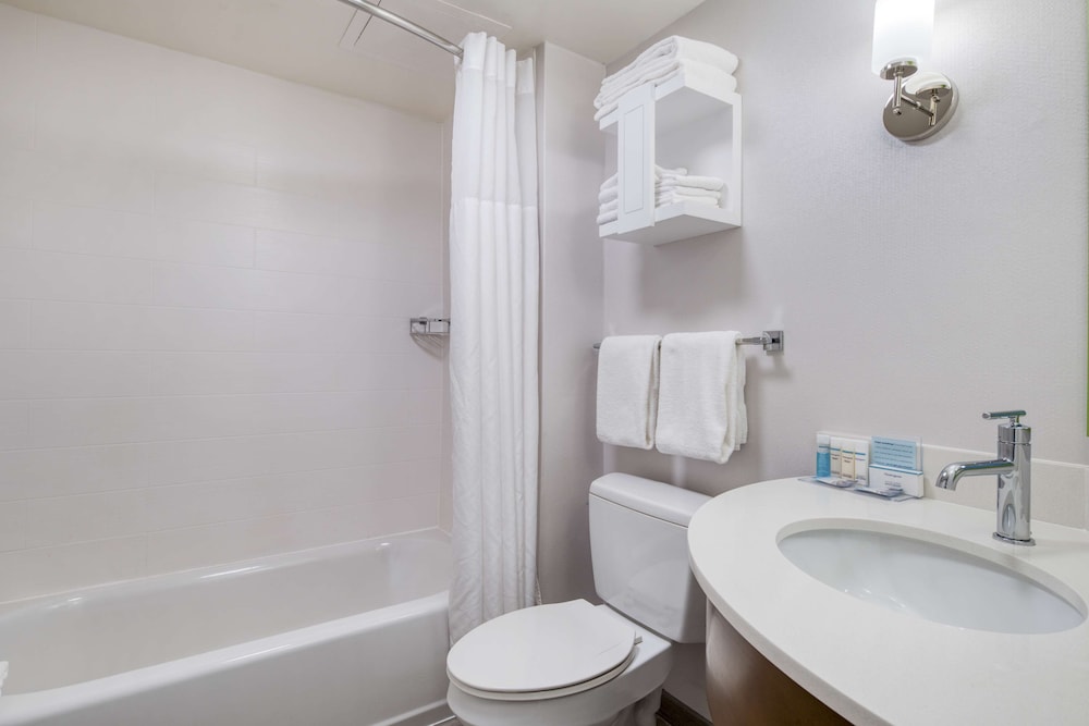 Room, 1 King Bed, Refrigerator - Photo 3