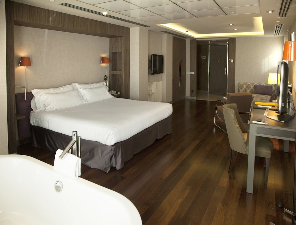 Suite - Photo 1