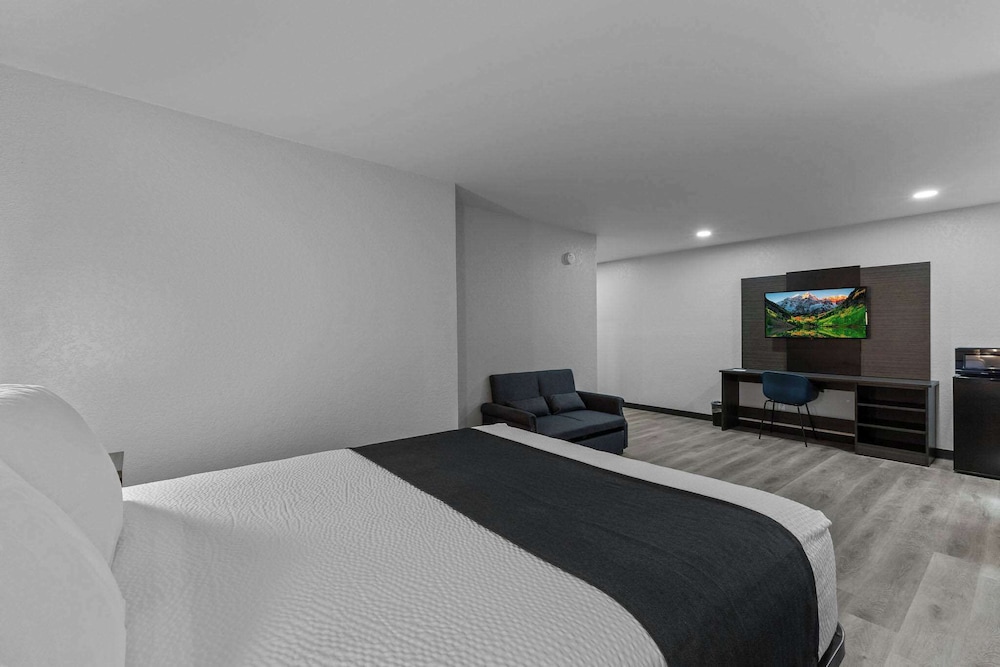 Deluxe Suite, 1 Queen Bed, Non Smoking - Photo 3