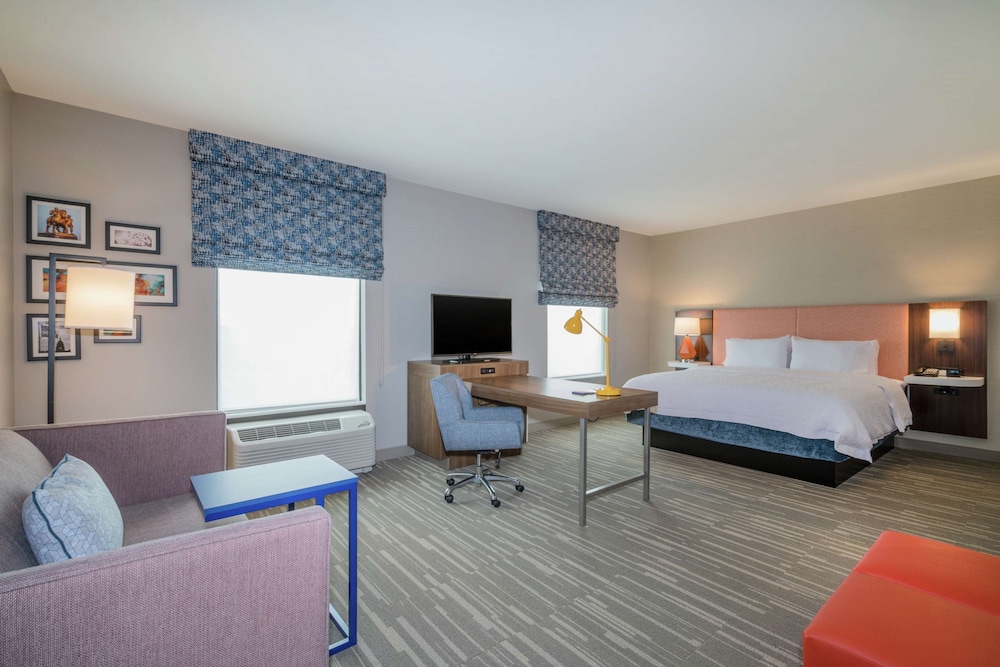 Studio, 1 King Bed, Accessible (Mobility & Hearing, Roll-In Shower) photo 2