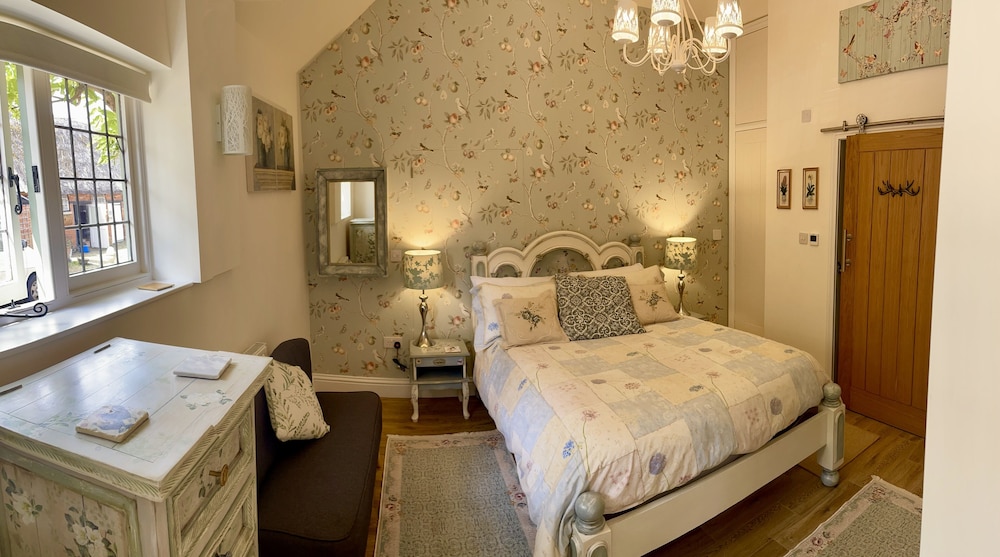 Deluxe Double Room, Ensuite, Courtyard View (The Paddocks)