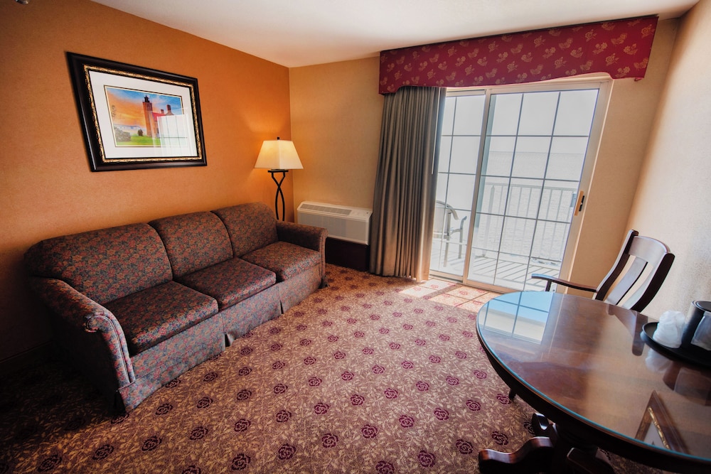 Superior Room, 2 Queen beds and 1 Queen Sofa Bed, Lake View photo 2