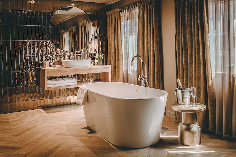 Deluxe Room, 1 Queen Bed, Non Smoking, Bathtub photo 1