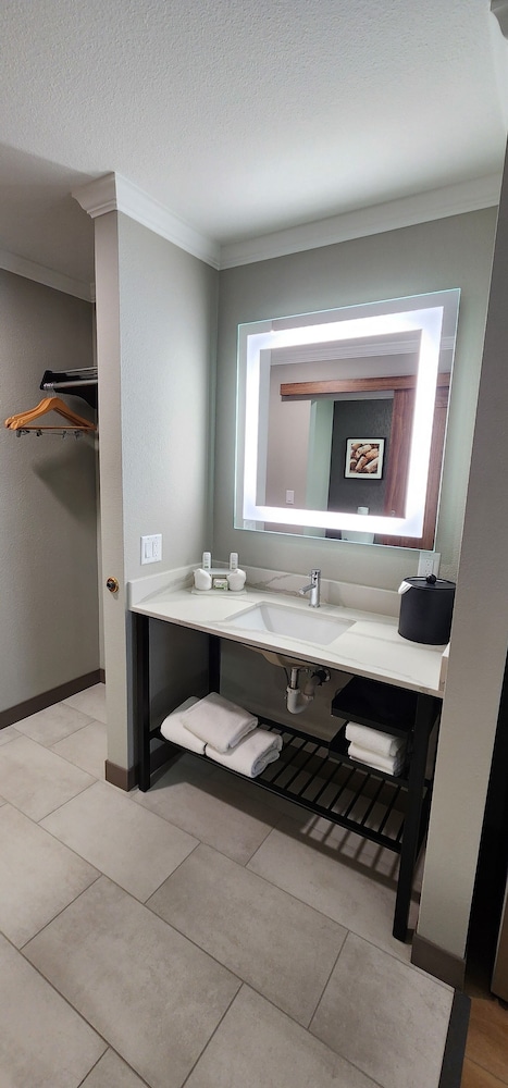 1 Queen Bed, Deluxe Room, Kitchenette, Non-Smoking - Photo 4