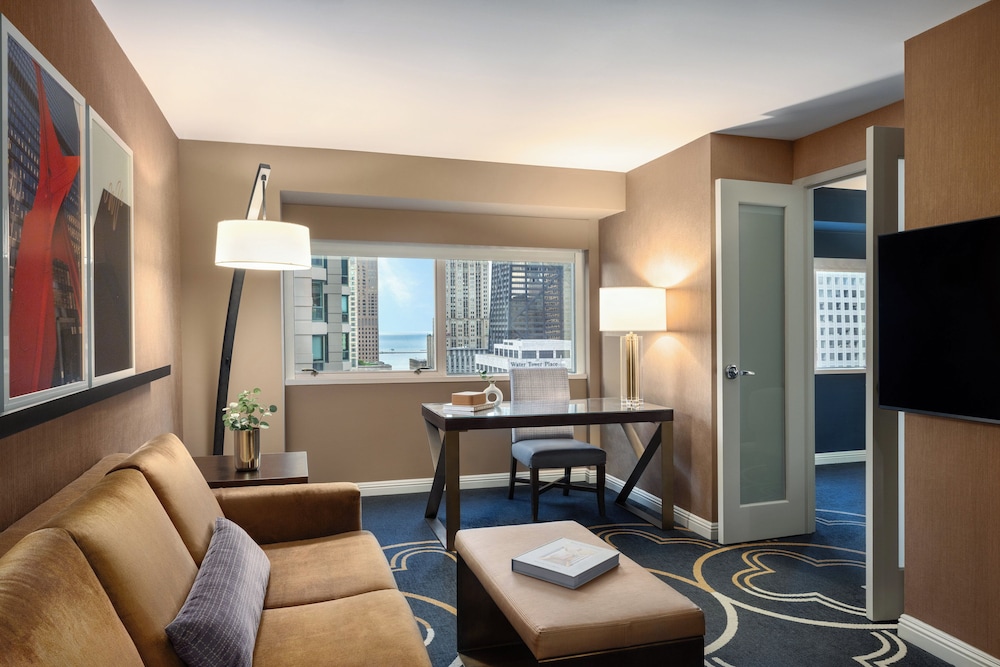 One Bedroom Executive Suite with Sofa Bed - Photo 1