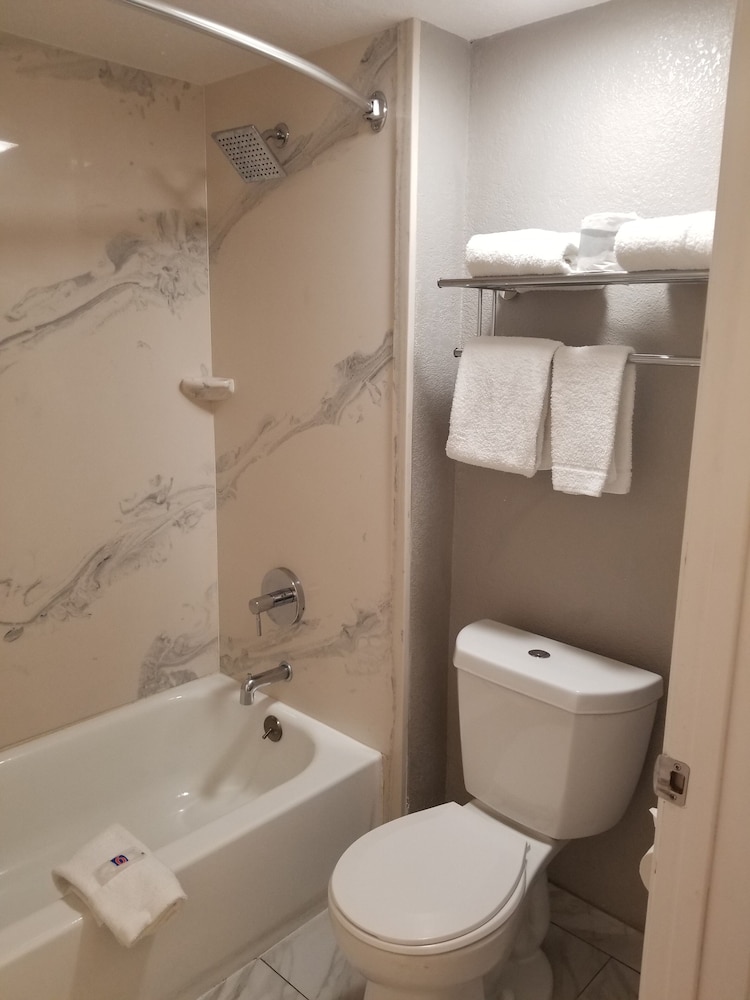 Standard Room, 1 King Bed, Non Smoking, Kitchenette - Photo 18
