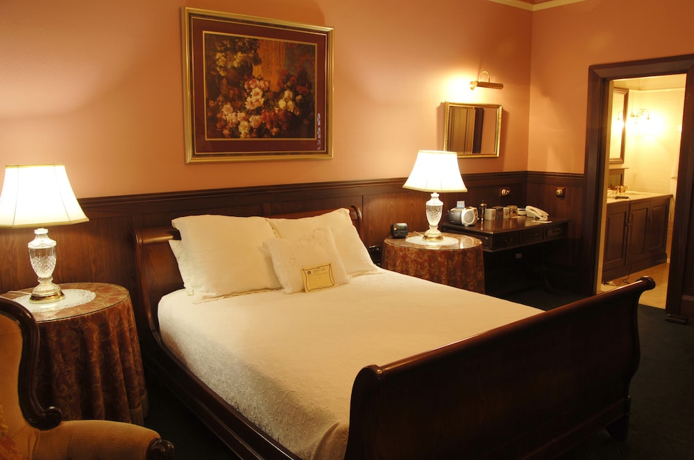 Traditional Suite, 1 Queen Bed, Jetted Tub (Adults Only) photo 1