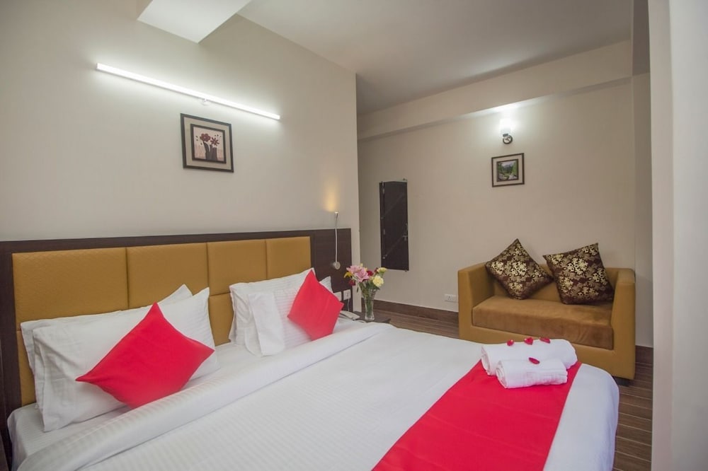 Superior Room, 1 King Bed, Smoking, Mountain View photo 1