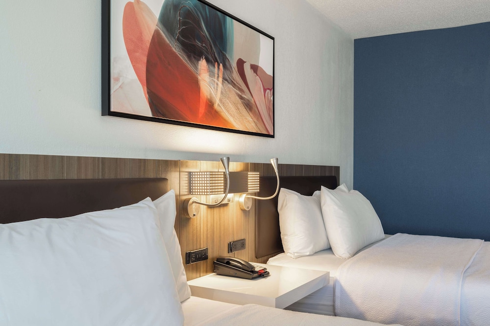 Room, 2 Queen Beds, Accessible (Roll-in Shower) - Photo 1