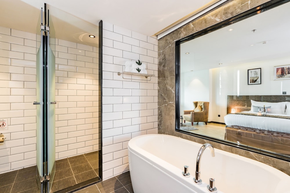 Junior Suite, 1 King Bed, Balcony photo 3