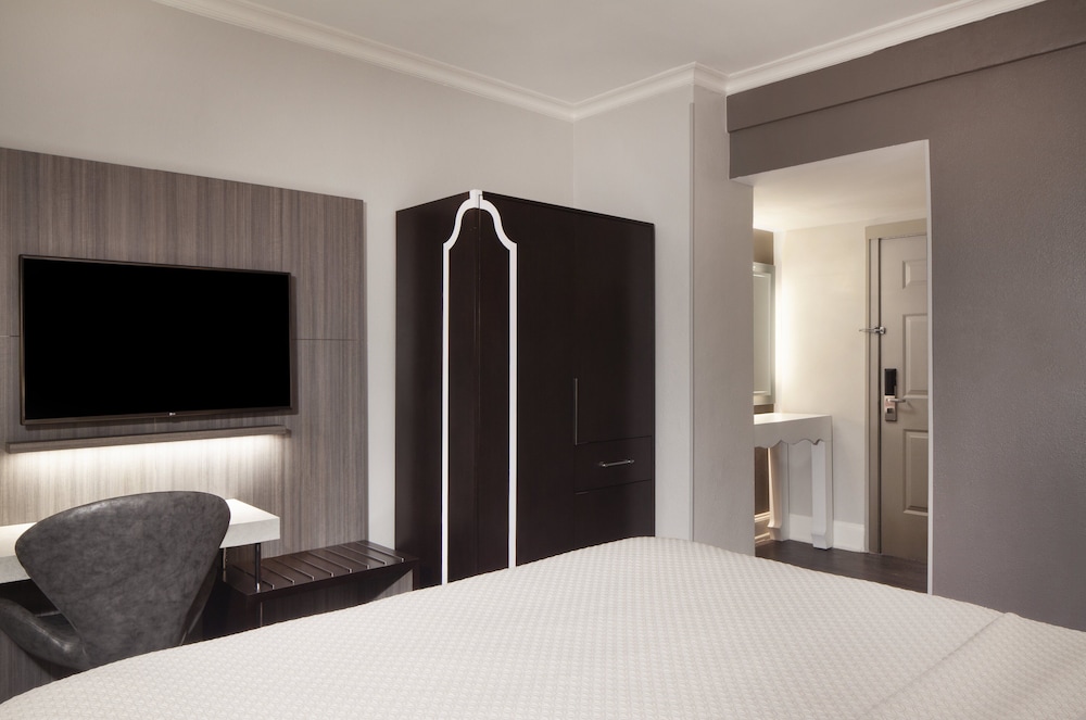 Standard Room, 1 King Bed (Fox Theater View) - Photo 3