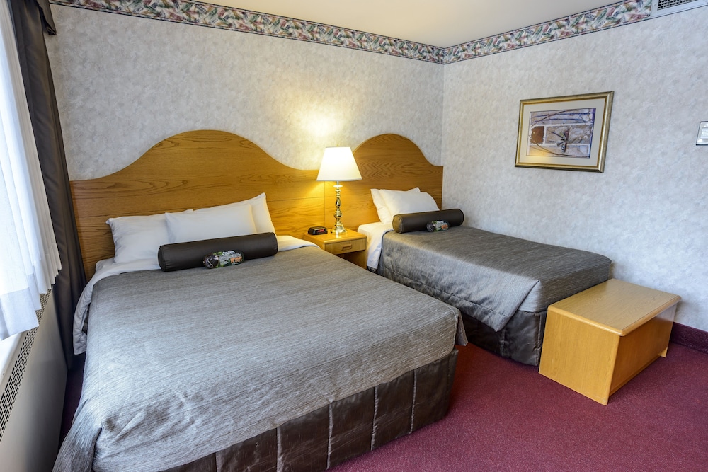 Room, Multiple Beds, River View photo 2