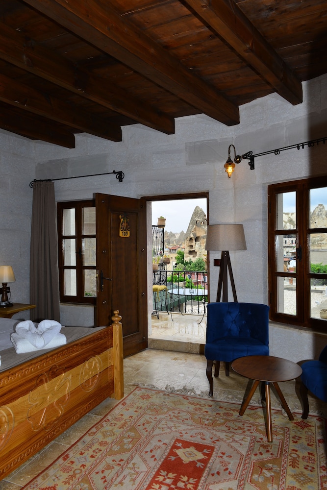 Honeymoon Suite - Photo 3