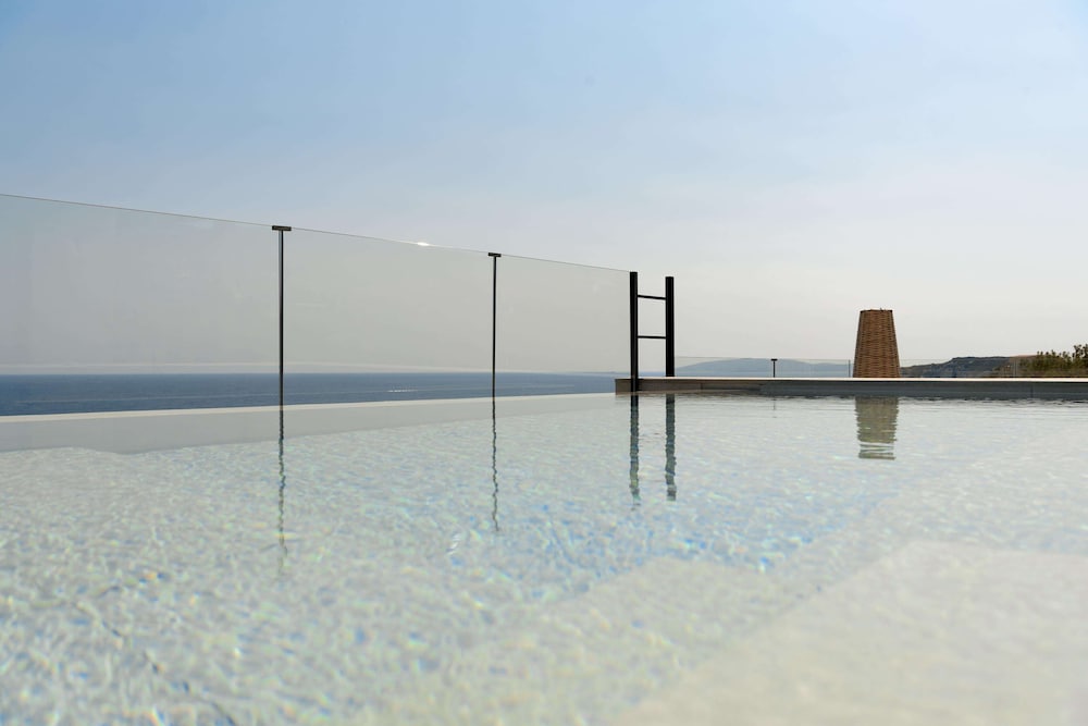 Hilltop Executive Suite with Jacuzzi and Private Pool, Panoramic Sea View - Adults Only - Photo 6