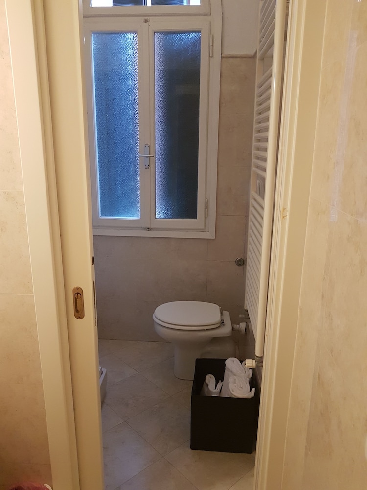 Apartment, 1 Bedroom (Bathroom in room) photo 2