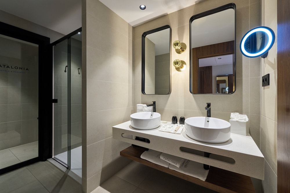 Premium Double Room thumbnail 5