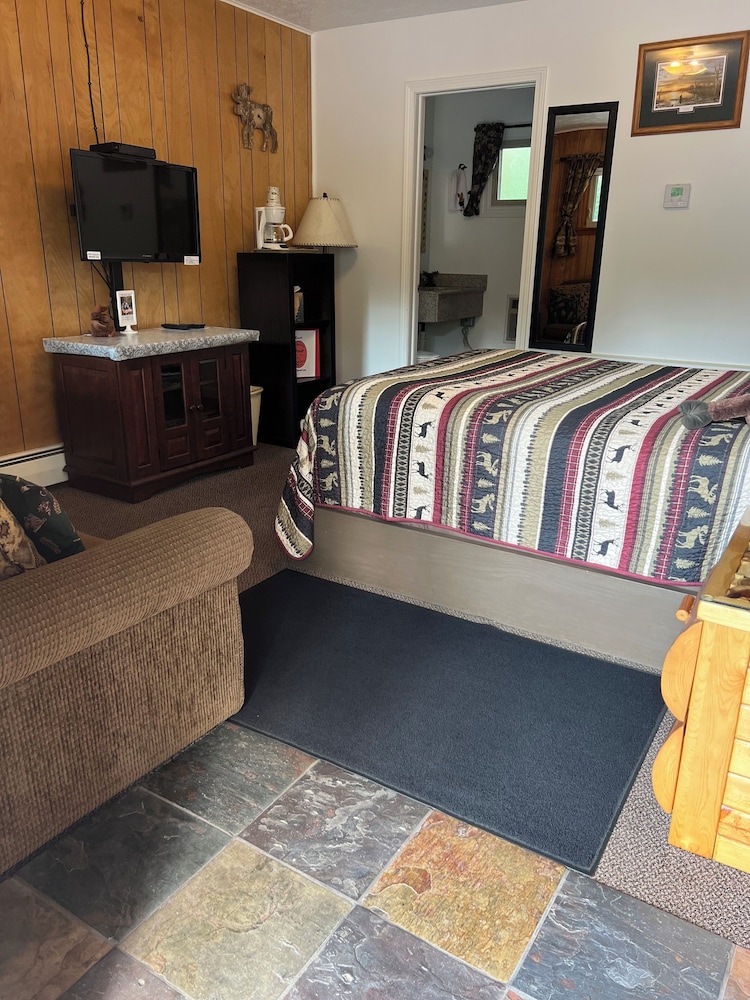 Basic Room, 1 Queen Bed (3, 4 and 6) photo 2