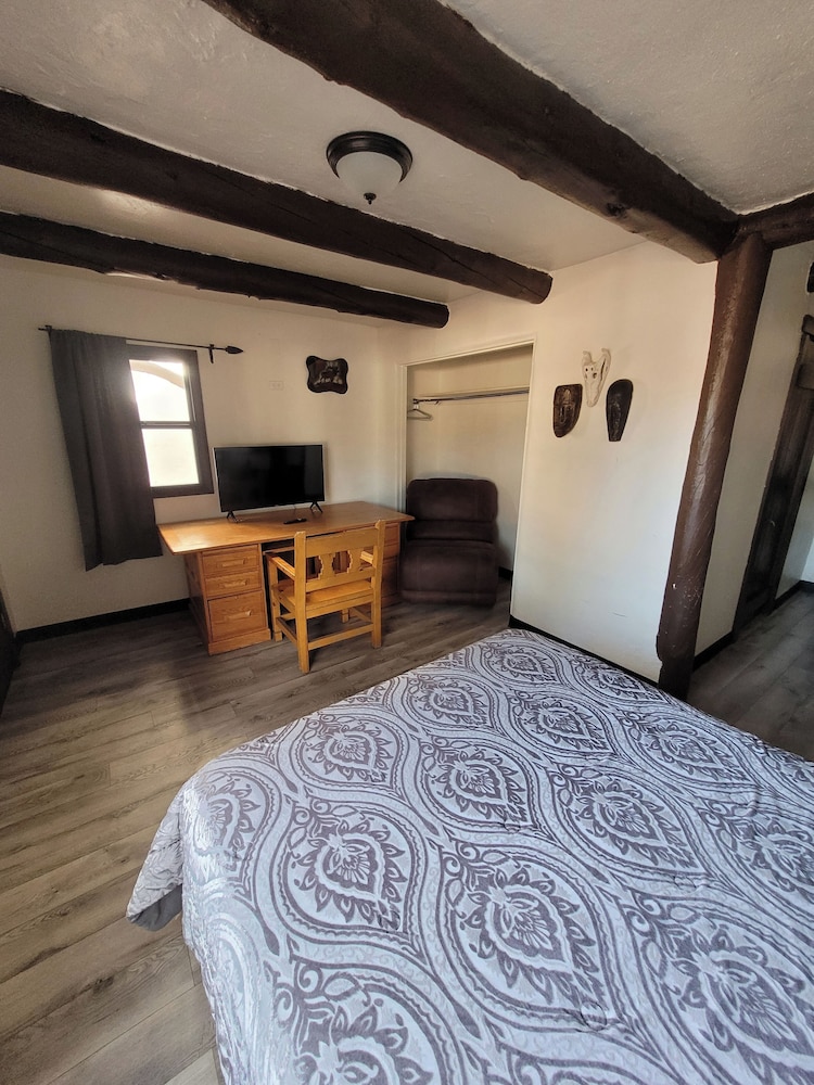 Basic Cabin, 1 Queen Bed photo 3