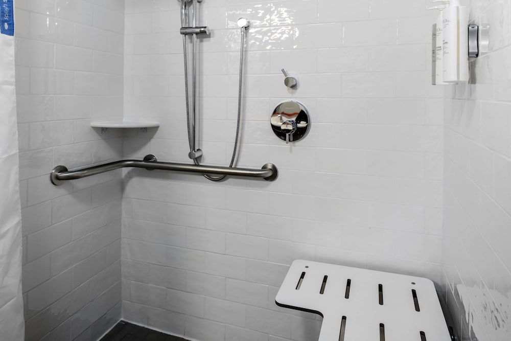 Room, 2 Queen Beds, Accessible, Bathtub (Hearing) - Photo 8