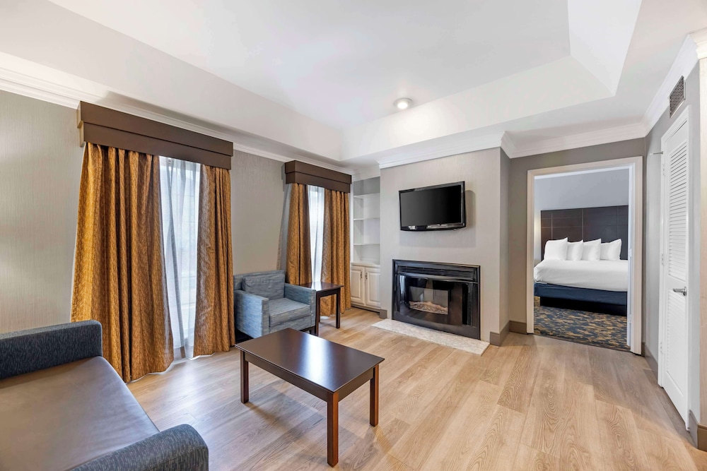Suite, 2 Queen Beds, Non Smoking, Refrigerator & Microwave - Photo 1