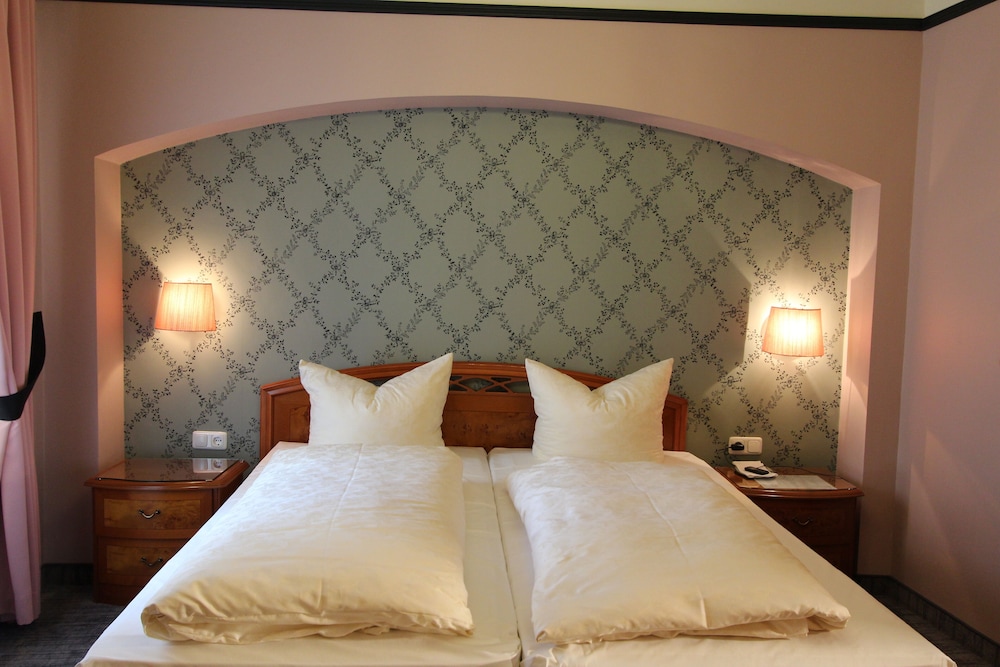 Basic Double Room, 2 Twin Beds - Photo 4