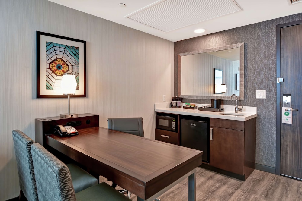 2 Room Suite, 2 Queen Beds,  Accessible (Mobilty & Hearing) - Photo 6