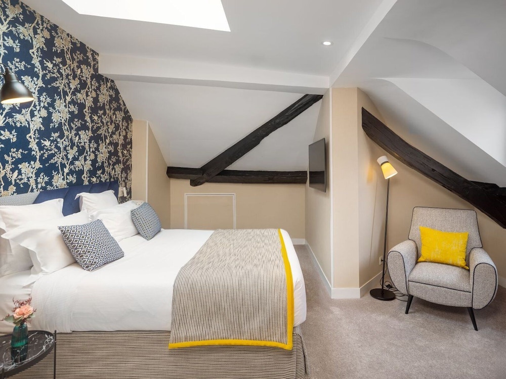 Deluxe Room thumbnail 5