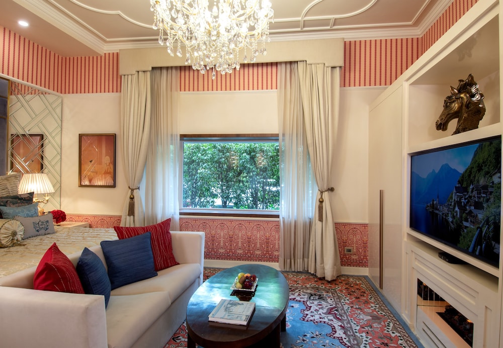 Suite, Non Smoking (Heritage Parlor)