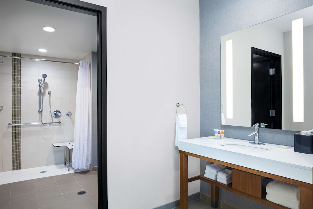 Suite, 1 King Bed with Sofa bed, Accessible (Shower) - Photo 1