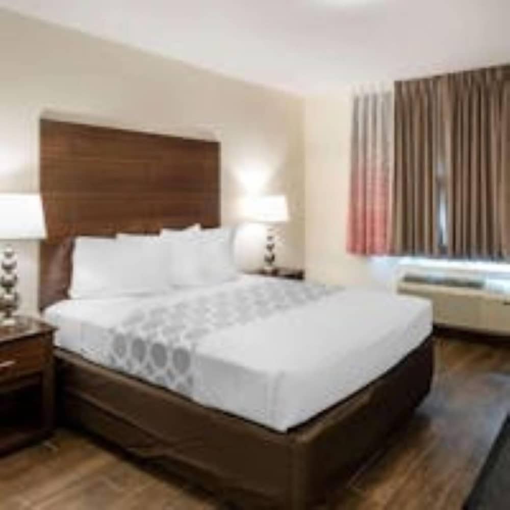 Standard 1 Queen Bed