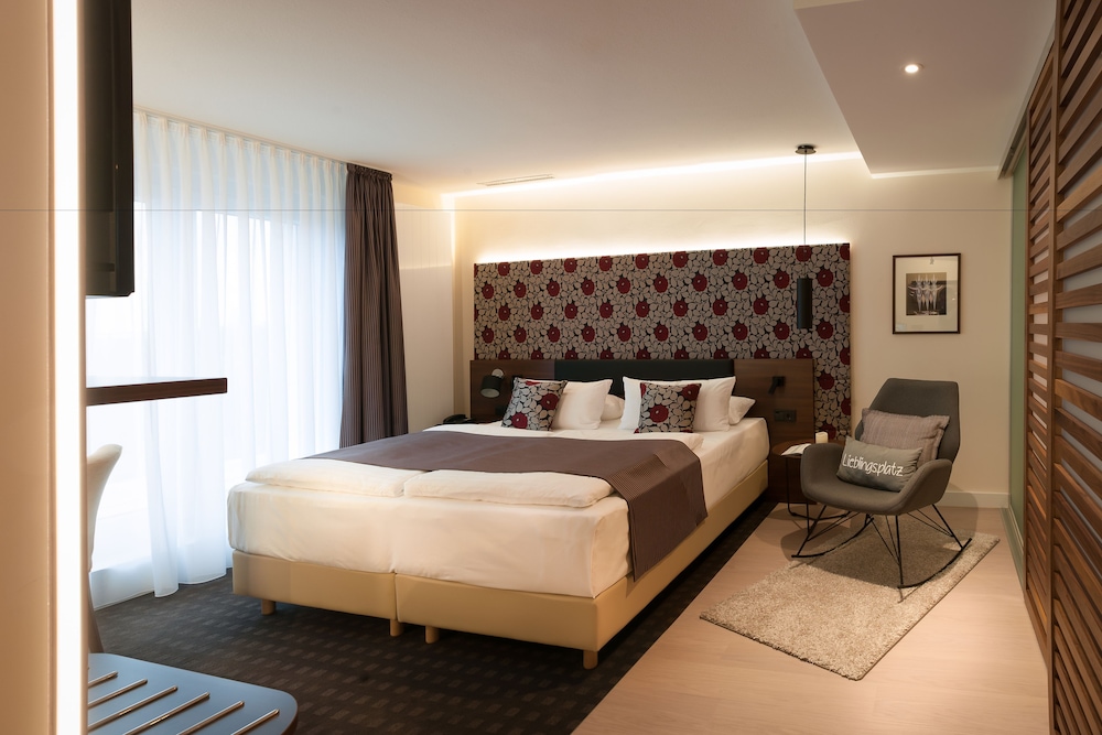 Suite, 1 King Bed, Balcony (Living Room) photo 1