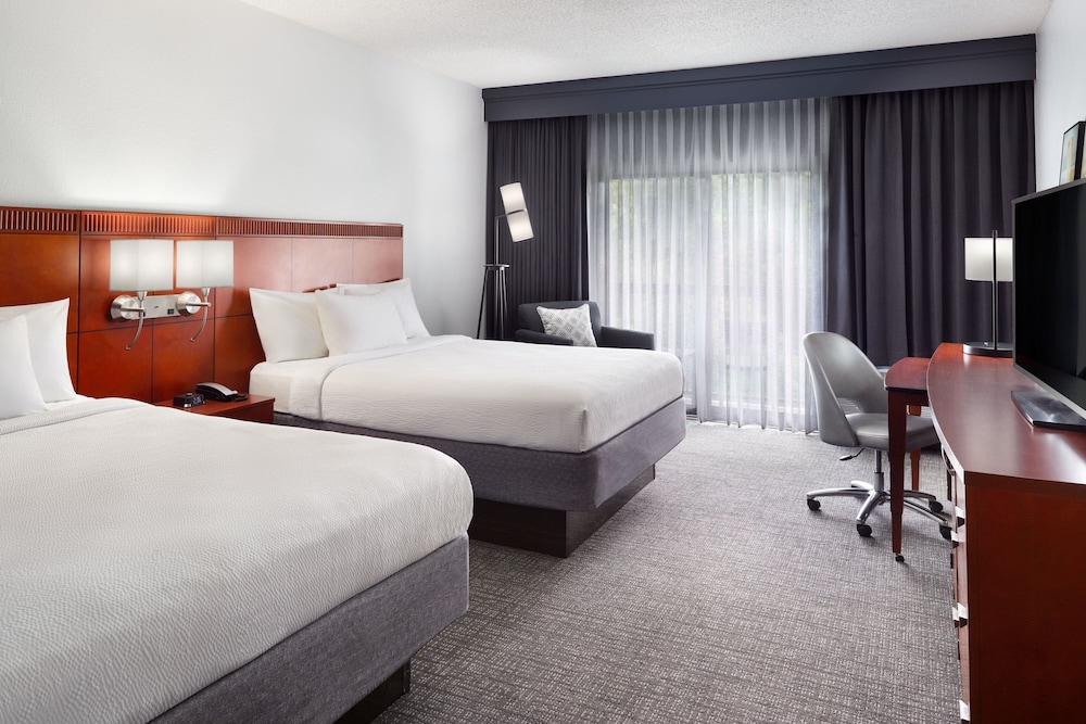 Room, 2 Queen Beds, Pool View (Balcony) - Photo 1
