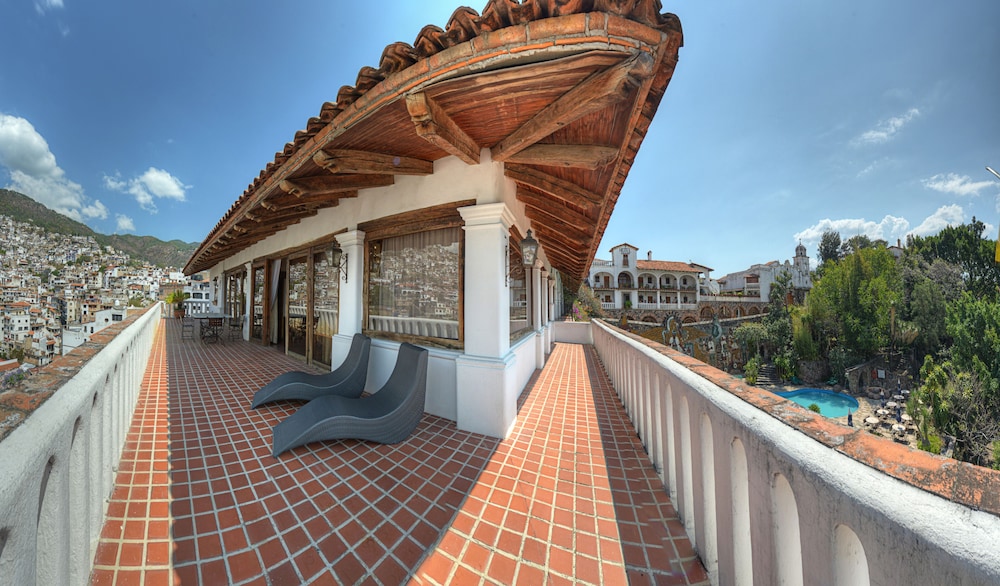 Superior Suite - Photo 16