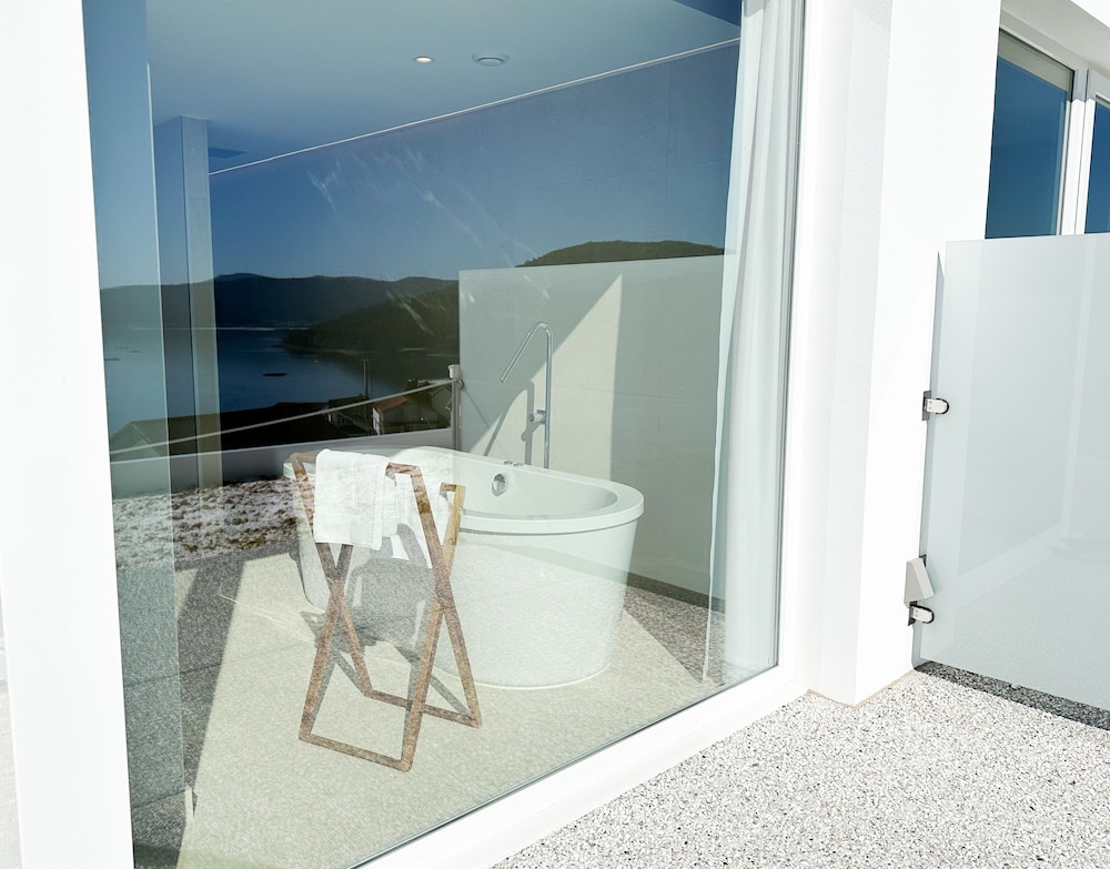 Luxury Room, 1 King Bed, Hot Tub, Sea View photo 2