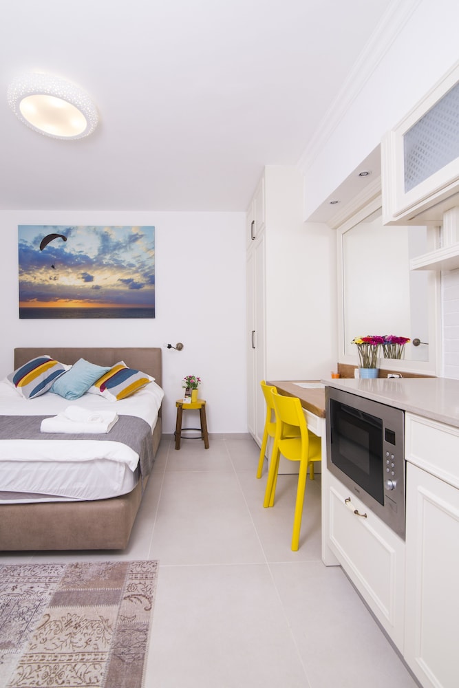Luxury Studio, 1 Queen Bed, Kitchenette photo 2