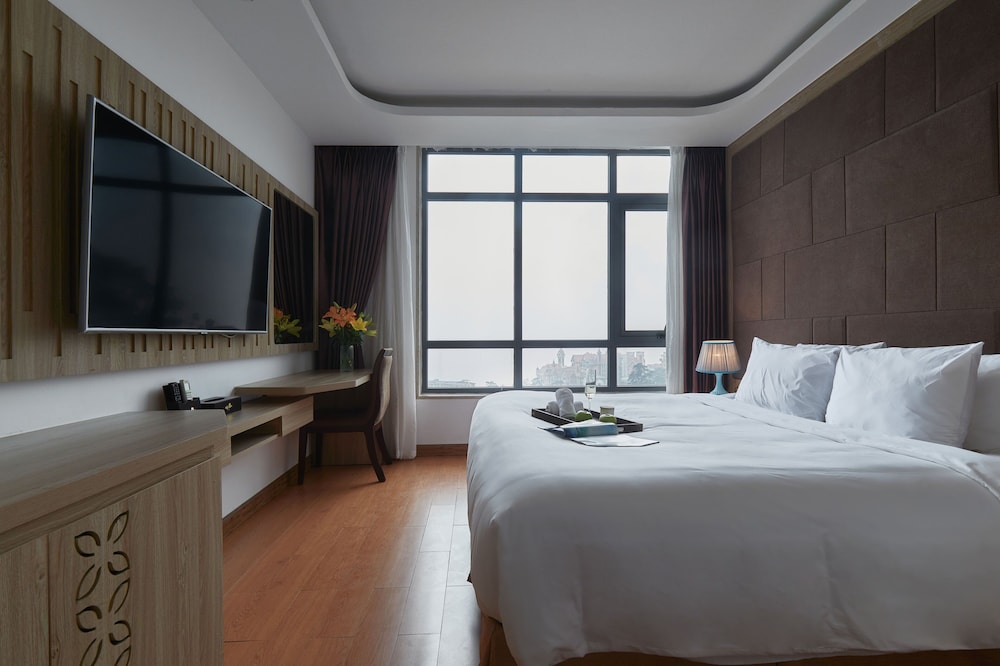 Luxury Suite, 1 King Bed, Bathtub, Mountain View photo 2