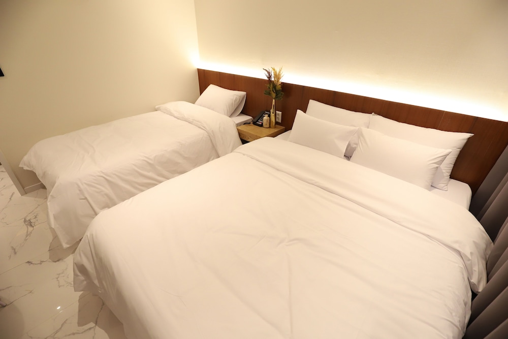 Standard Twin Room - Photo 1