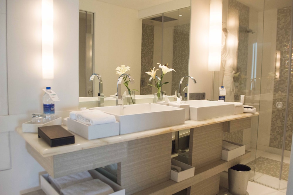 Executive Suite, 1 Bedroom - Photo 13