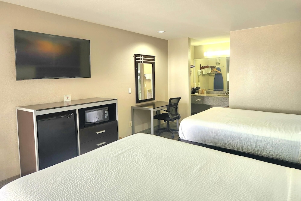 Standard Room, 2 Queen Beds, Smoking - Photo 8