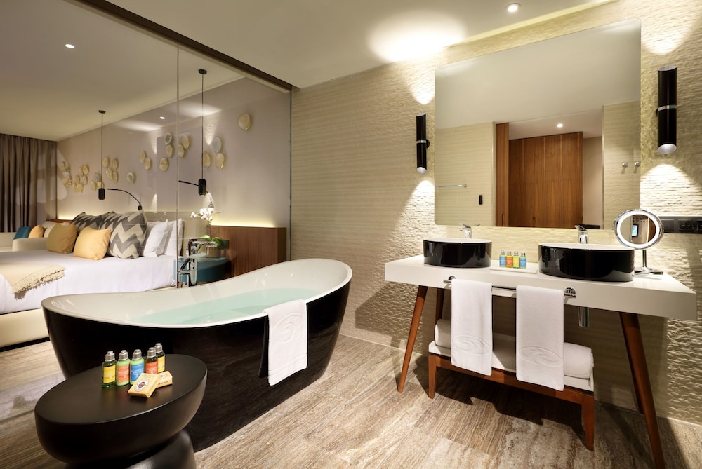 Junior Suite Poolside Ocean View thumbnail 6
