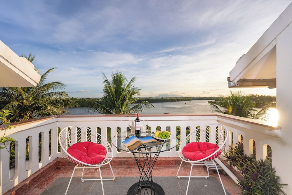 Family Quadruple Room, Patio, River View