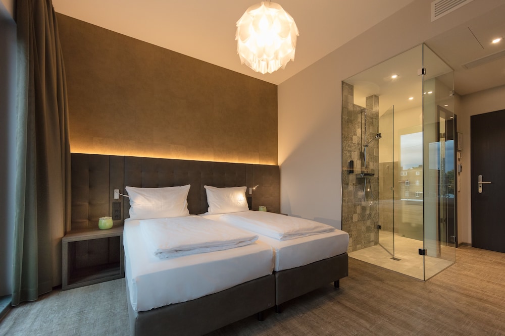Design Room, 1 Queen Bed, Non Smoking photo 2